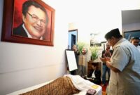 Menteri Pertahanan Prabowo Subianto melayat ke rumah duka eks Menteri Keuangan Rizal Ramli. (Dok. Tim Media Prabowo Subianto)


