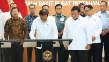 Presiden RI Joko Widodo (Jokowi), didampingi oleh Menteri Pertahanan Prabowo Subianto, meresmikan Rumah Sakit Pusat Pertahanan Negara (RSPPN) Panglima Besar Soedirman. (Dok. Tim Medis Prabowo)
